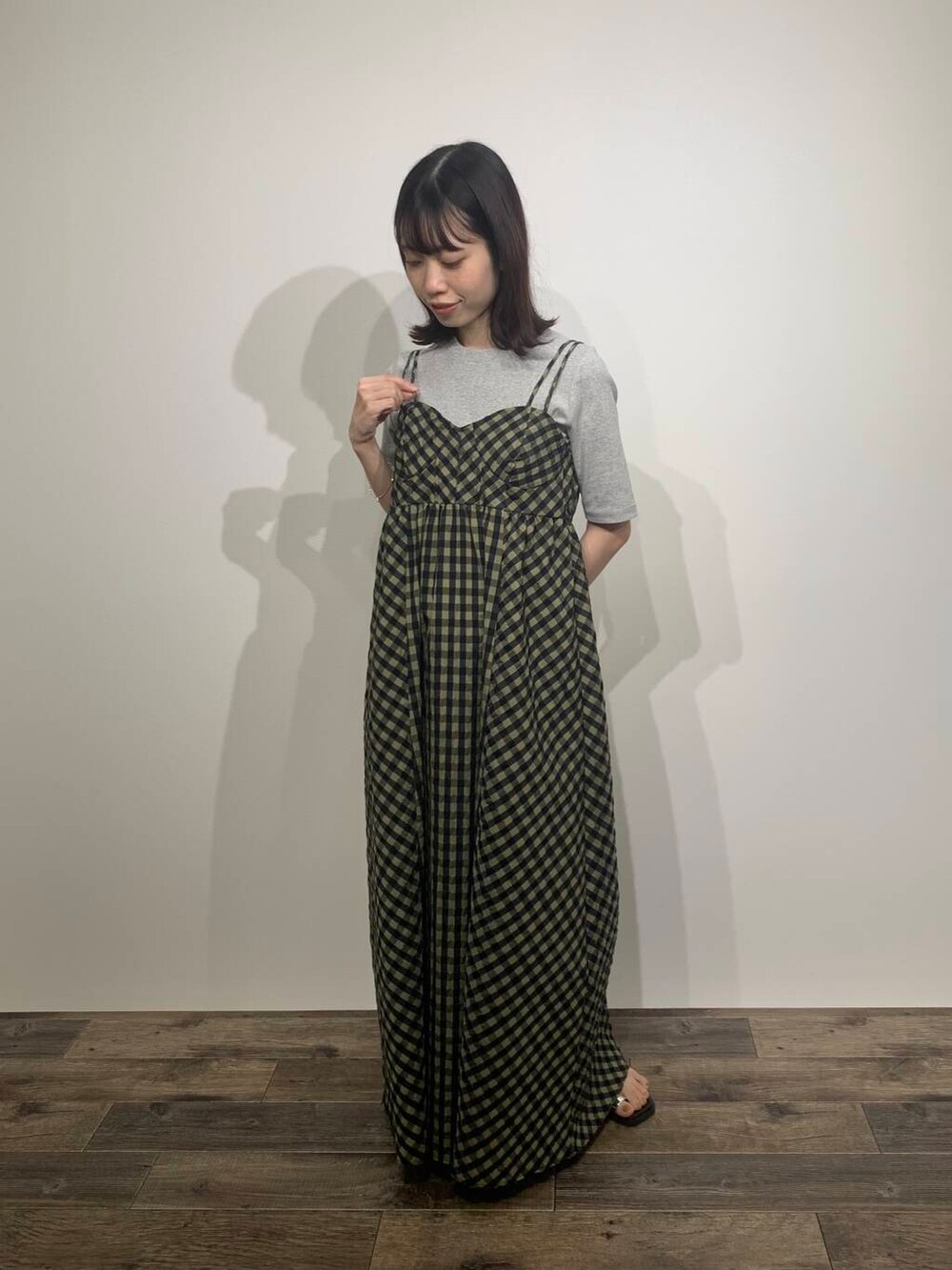 ブラック系のサンダル、グリーン系のワンピース、グレー系のTシャツ/カットソーを着用したレディースの夏コーディネートの3枚目の写真