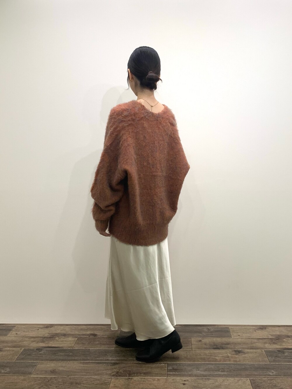 「センスオブプレイス、SENSEOFPLACE、骨格ウェーブ、イエベ春、シャギーカーディガン、サテンスカート」|「SENSE OF PLACE by URBAN RESEARCHのシャギールーズカーディガン(カーディガン/ボレロ、オレンジ系)」を使った、mikiさん(レディース・155cm)の秋コーディネートの5枚目の写真