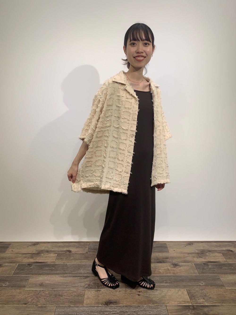 「SENSEOFPLACE、センスオブプレイス、骨格ウェーブ、イエベ春、キャミワンピ、シャツスタイル、グルカサンダル」｜「SENSE OF PLACE by URBAN RESEARCHのバックオープンカップツキリブワンピース（ワンピース、ブラウン系）」を使った、mikiさん（レディース・155cm）の夏コーディネートの3枚目の写真