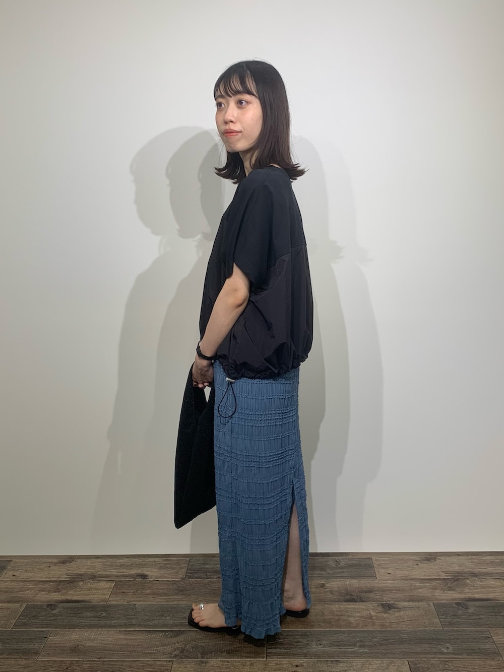「センスオブプレイス、SENSEOFPLACE、RODE SKO、ロデスコ、骨格ウェーブ、イエベ春」｜「SENSE OF PLACE by URBAN RESEARCHのフラットリングサンダル（サンダル、ブラック系）」を使った、mikiさん（レディース・155cm）の夏コーディネートの4枚目の写真
