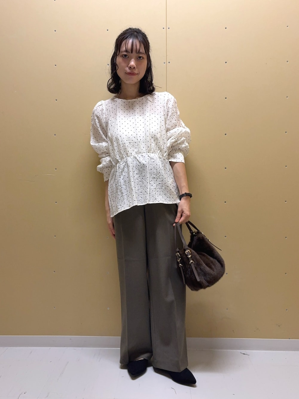 グリーン系のその他パンツ、ブラック系のバレエシューズ、ホワイト系のシャツ/ブラウスを着用したレディースの秋コーディネートの2枚目の写真