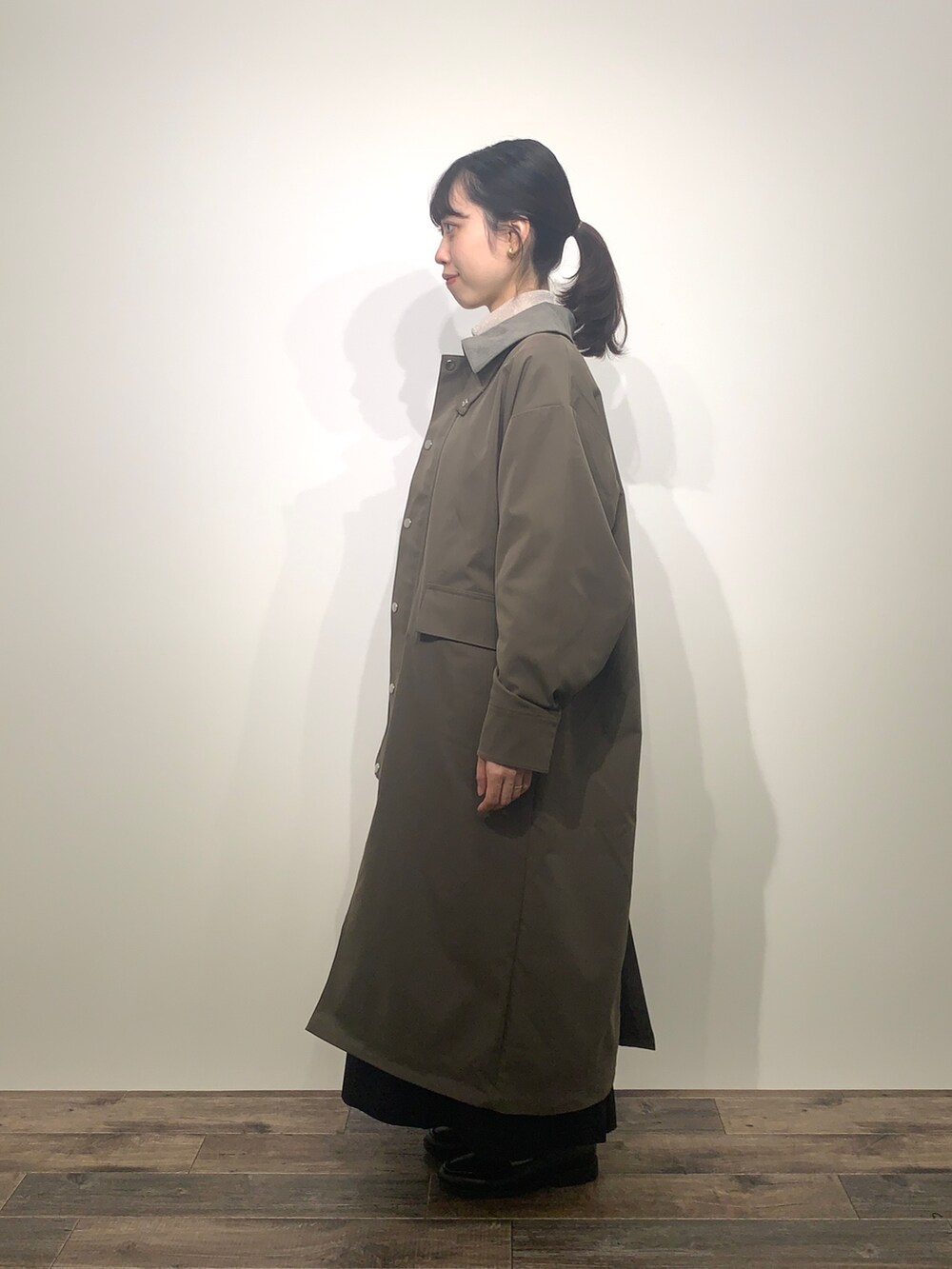 「センスオブプレイス、SENSEOFPLACE、ケービーエフ(KBF)、KBF、ロデスコ、RODE SKO、骨格ウェーブ、イエベ春、ロングコート、ジャンパースカート」｜「RODE SKOのウッドボールキンチャクファーバッグ（ショルダーバッグ、ホワイト系）」を使った、mikiさん（レディース・155cm）の秋コーディネートの3枚目の写真