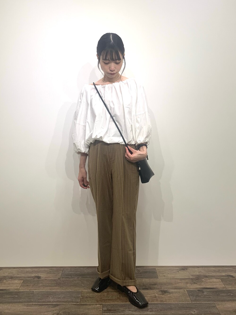 「SENSEOFPLACE、センスオブプレイス、骨格ウェーブ、イエベ春、秋コーデ、チェックパンツ」|「SENSE OF PLACE by URBAN RESEARCHの『TALLサイズ/WEB限定』センタープレスストレートパンツ(スラックス、ブラウン系)」を使った、mikiさん(レディース・155cm)の夏コーディネートの2枚目の写真
