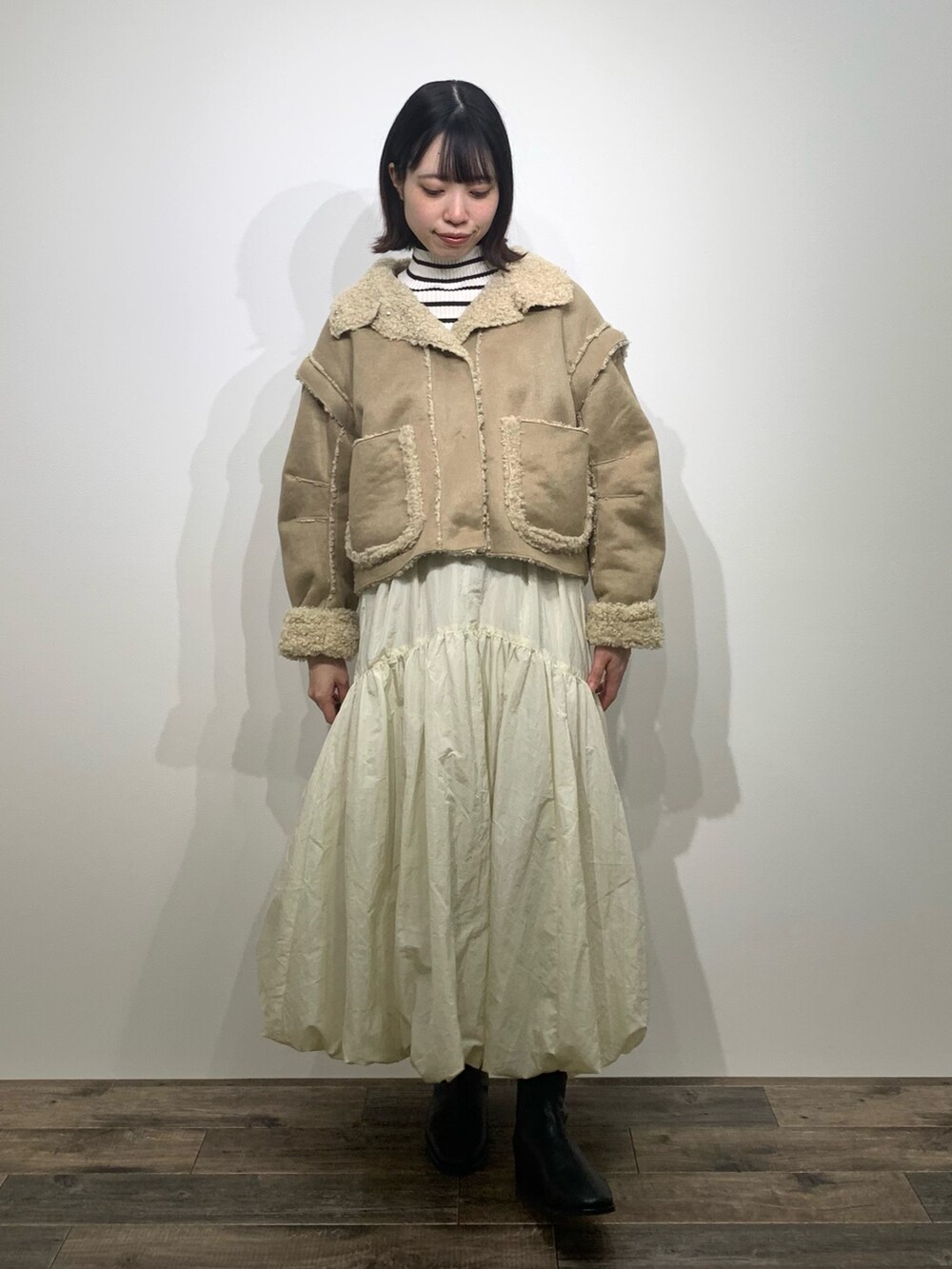 「センスオブプレイス、SENSEOFPLACE、ケービーエフ(KBF)、KBF、骨格ウェーブ、イエベ春、ムートンコート、バルーンスカート、ハイネックニット、デートコーデ」｜「SENSE OF PLACE by URBAN RESEARCHの『再入荷予定カラー』『柴田ひかりさん着用』ストレッチリブハイネックセーター（ニット/セーター、ホワイト系）」を使った、mikiさん（レディース・155cm）の秋コーディネートの3枚目の写真