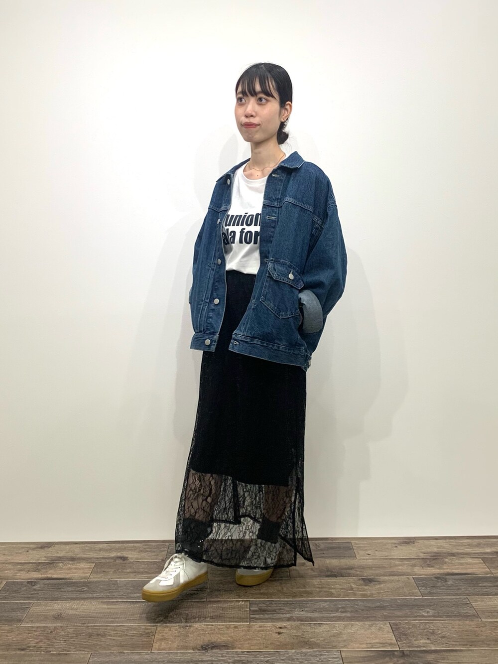 「センスオブプレイス、SENSEOFPLACE、ITEMS URBANRESEARCH、アイテムズアーバンリサーチ、デニムジャケット、レーススカート、ロゴT、骨格ウェーブ、イエベ春」|「SENSE OF PLACE by URBAN RESEARCHのヴィンテージライクデニムジャケット(デニムジャケット、ブルー系)」を使った、mikiさん(レディース・155cm)の秋コーディネートの3枚目の写真