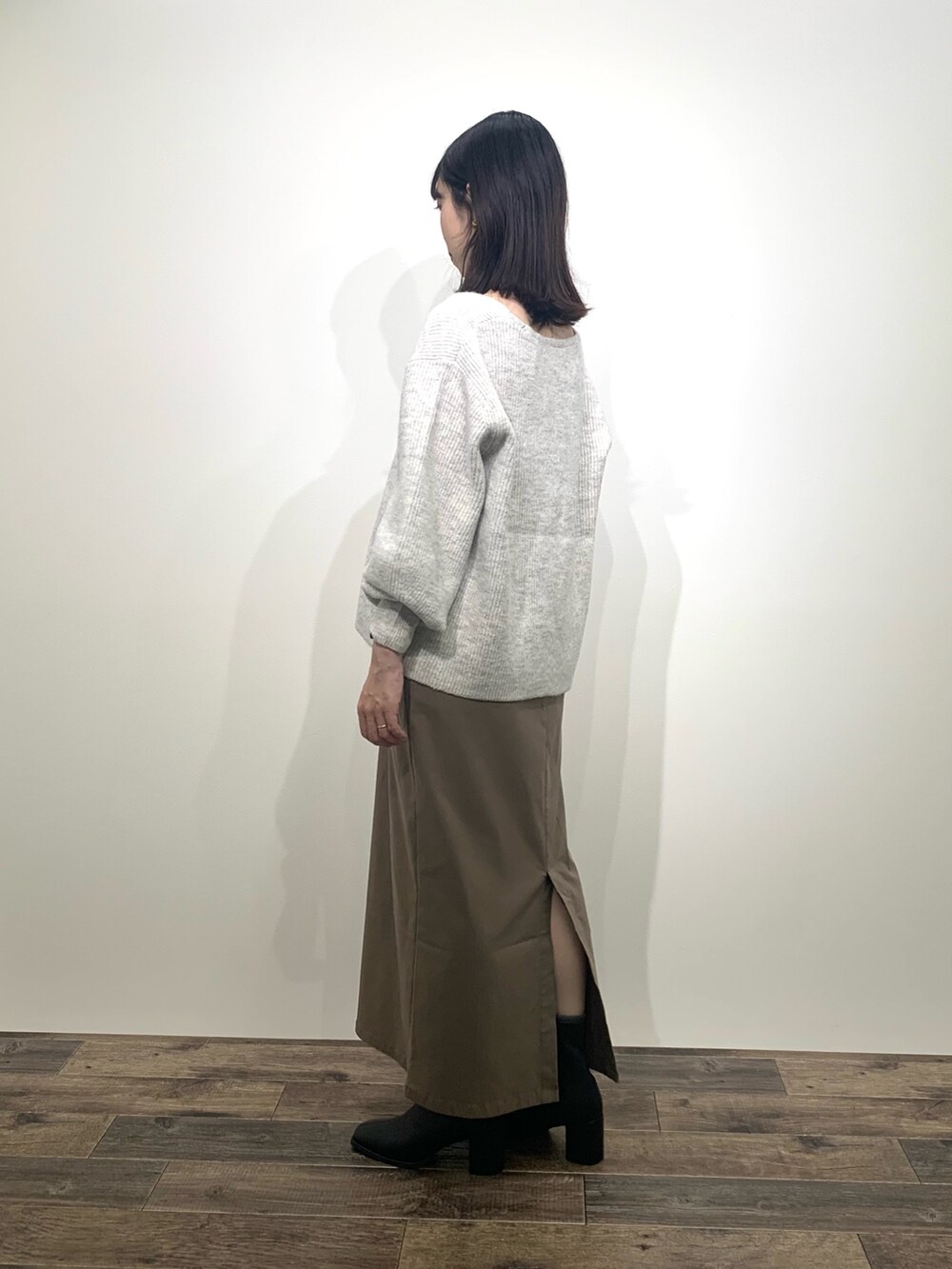 「センスオブプレイス、SENSEOFPLACE、骨格ウェーブ、イエベ春、Vネックニット、ホルターネック、タイトスカート」|「SENSE OF PLACE by URBAN RESEARCHのホルターネックアンサンブルセーター(ニット/セーター、グレー系)」を使った、mikiさん(レディース・155cm)の秋コーディネートの3枚目の写真
