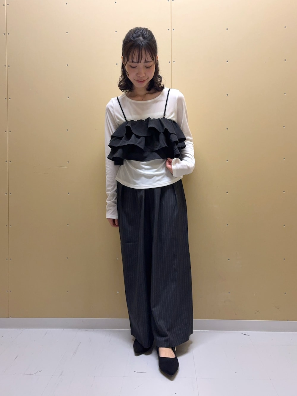 グレー系のその他パンツ、ブラック系のキャミソール、ホワイト系のTシャツ/カットソーを着用したレディースの秋コーディネートの2枚目の写真