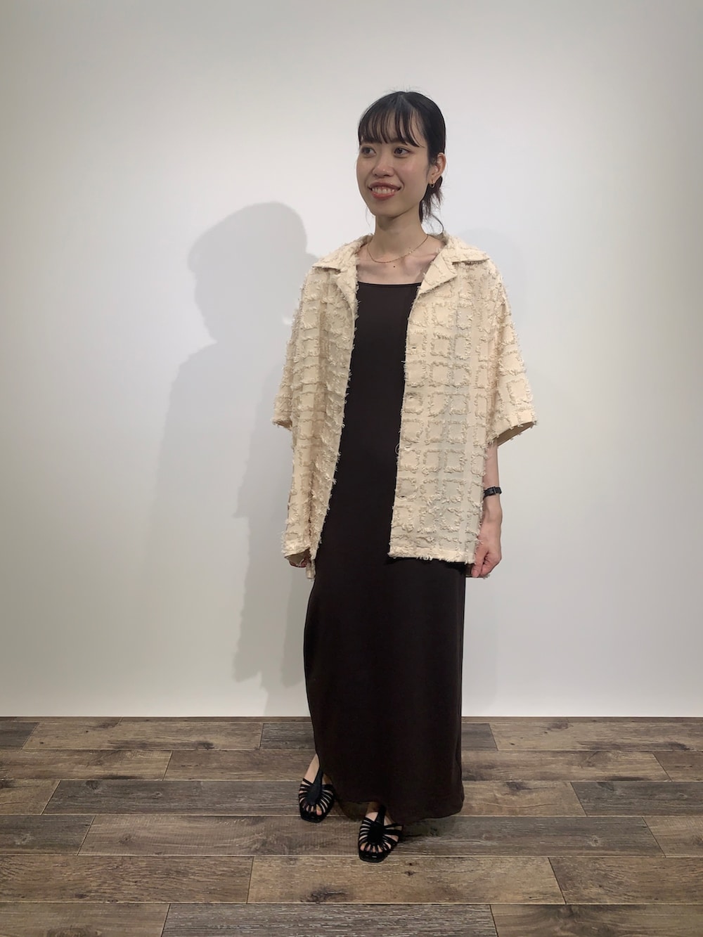 「SENSEOFPLACE、センスオブプレイス、骨格ウェーブ、イエベ春、キャミワンピ、シャツスタイル、グルカサンダル」｜「SENSE OF PLACE by URBAN RESEARCHのバックオープンカップツキリブワンピース（ワンピース、ブラウン系）」を使った、mikiさん（レディース・155cm）の夏コーディネートの2枚目の写真