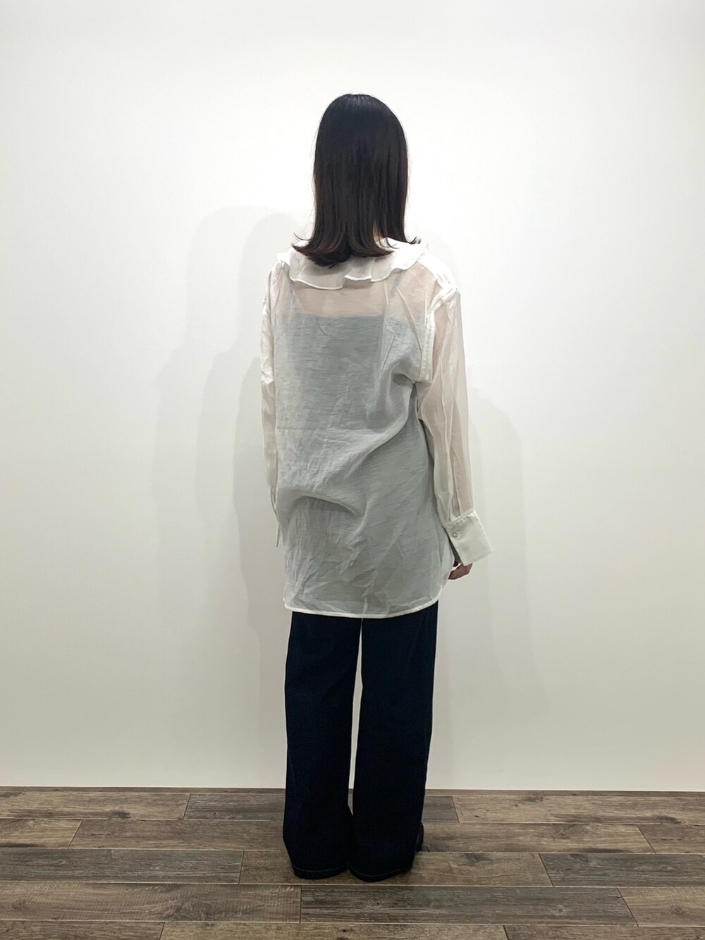 「センスオブプレイス、SENSEOFPLACE、骨格ウェーブ、イエベ春、フリルブラウス、デニムパンツ」｜「SENSE OF PLACE by URBAN RESEARCHのハイウエストストレートデニム（デニムパンツ、ブルー系）」を使った、mikiさん（レディース・155cm）の秋コーディネートの5枚目の写真