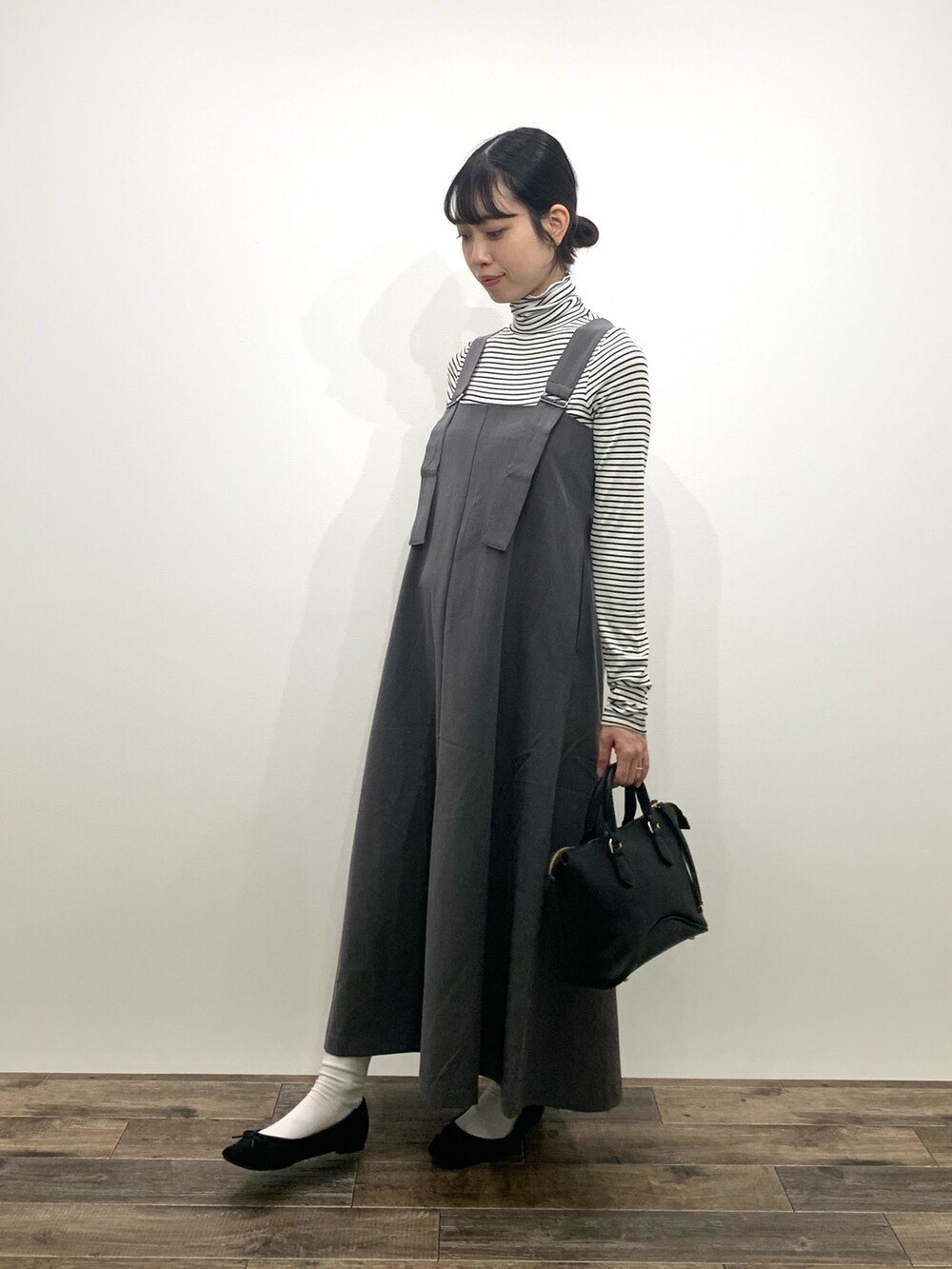 「センスオブプレイス、SENSEOFPLACE、ロデスコ、RODE SKO、骨格ウェーブ、イエベ春、ジャンパースカート」|「SENSE OF PLACE by URBAN RESEARCHの2WAYジャンパースカート(ワンピース、グレー系)」を使った、mikiさん(レディース・155cm)の秋コーディネートの4枚目の写真