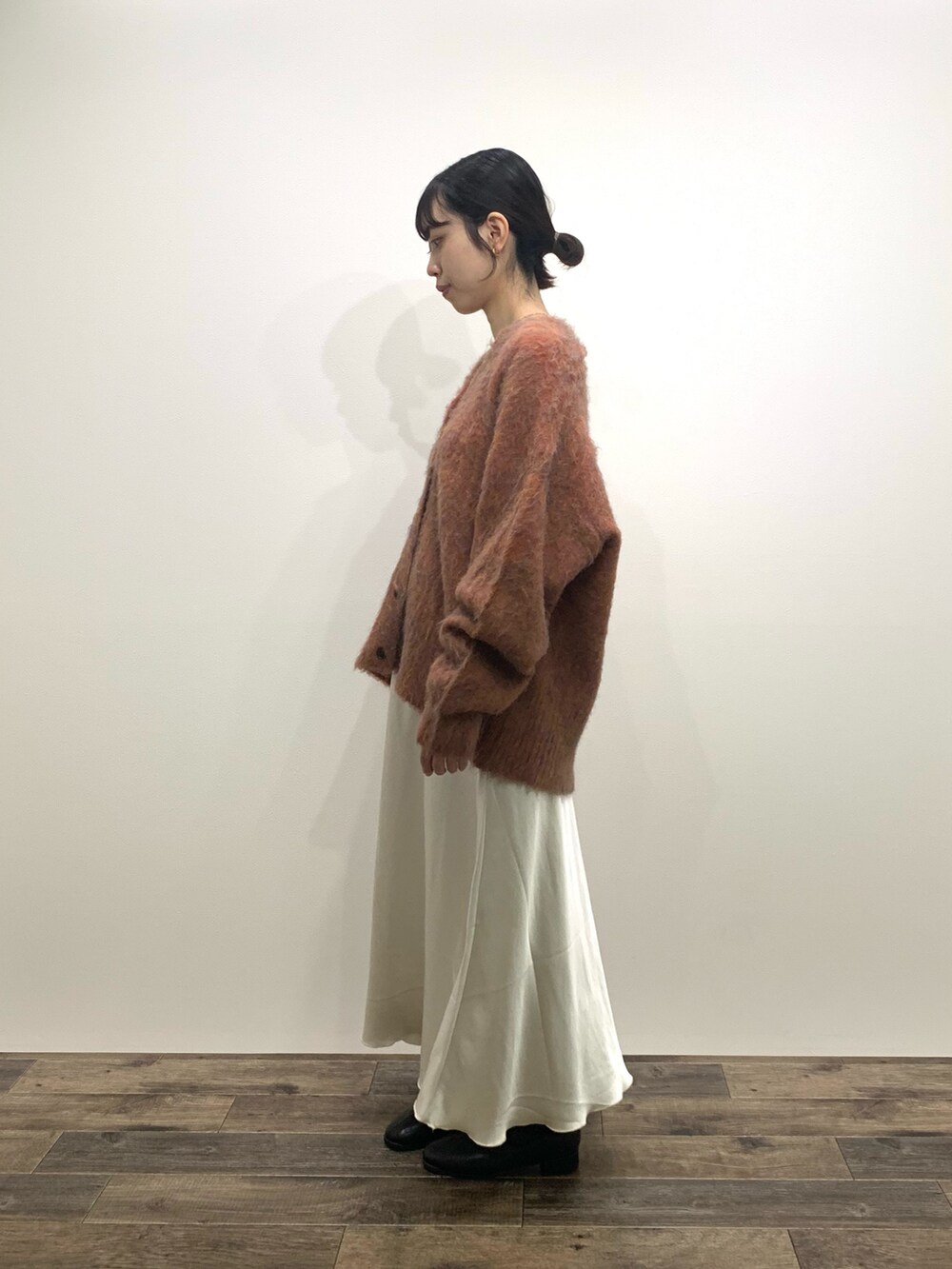 「センスオブプレイス、SENSEOFPLACE、骨格ウェーブ、イエベ春、シャギーカーディガン、サテンスカート」|「SENSE OF PLACE by URBAN RESEARCHのシャギールーズカーディガン(カーディガン/ボレロ、オレンジ系)」を使った、mikiさん(レディース・155cm)の秋コーディネートの4枚目の写真