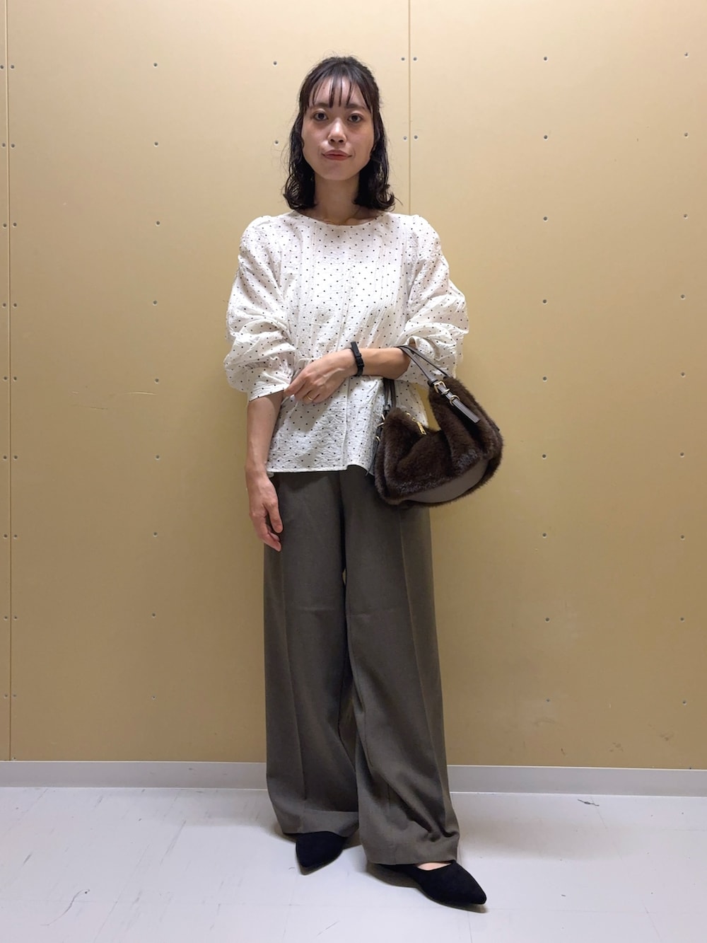 グリーン系のその他パンツ、ブラック系のバレエシューズ、ホワイト系のシャツ/ブラウスを着用したレディースの秋コーディネートの3枚目の写真