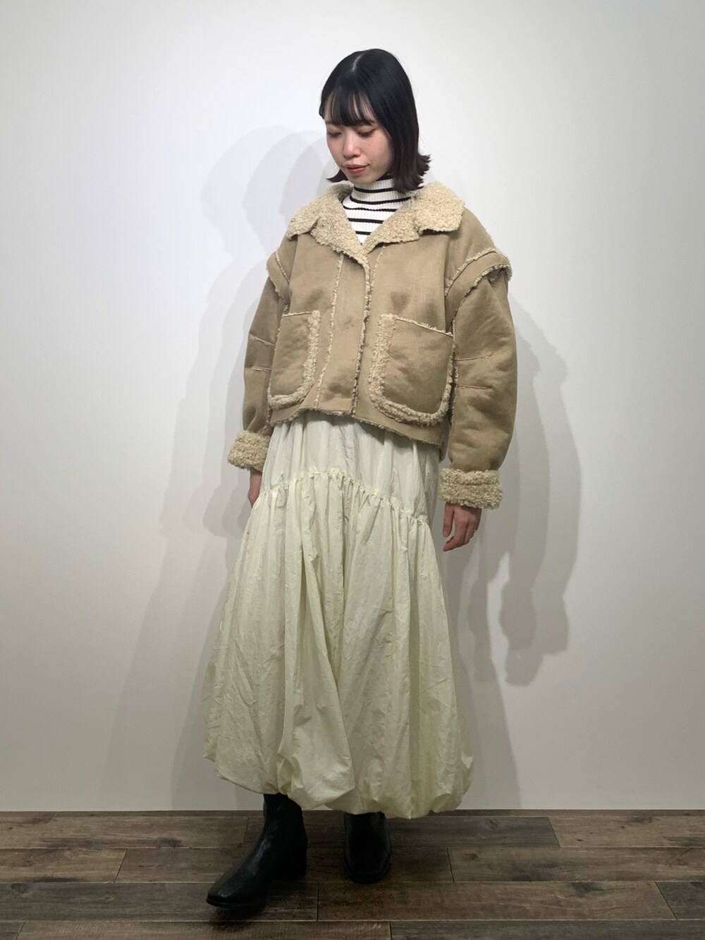 「センスオブプレイス、SENSEOFPLACE、ケービーエフ(KBF)、KBF、骨格ウェーブ、イエベ春、ムートンコート、バルーンスカート、ハイネックニット、デートコーデ」｜「SENSE OF PLACE by URBAN RESEARCHの『再入荷予定カラー』『柴田ひかりさん着用』ストレッチリブハイネックセーター（ニット/セーター、ホワイト系）」を使った、mikiさん（レディース・155cm）の秋コーディネートの4枚目の写真