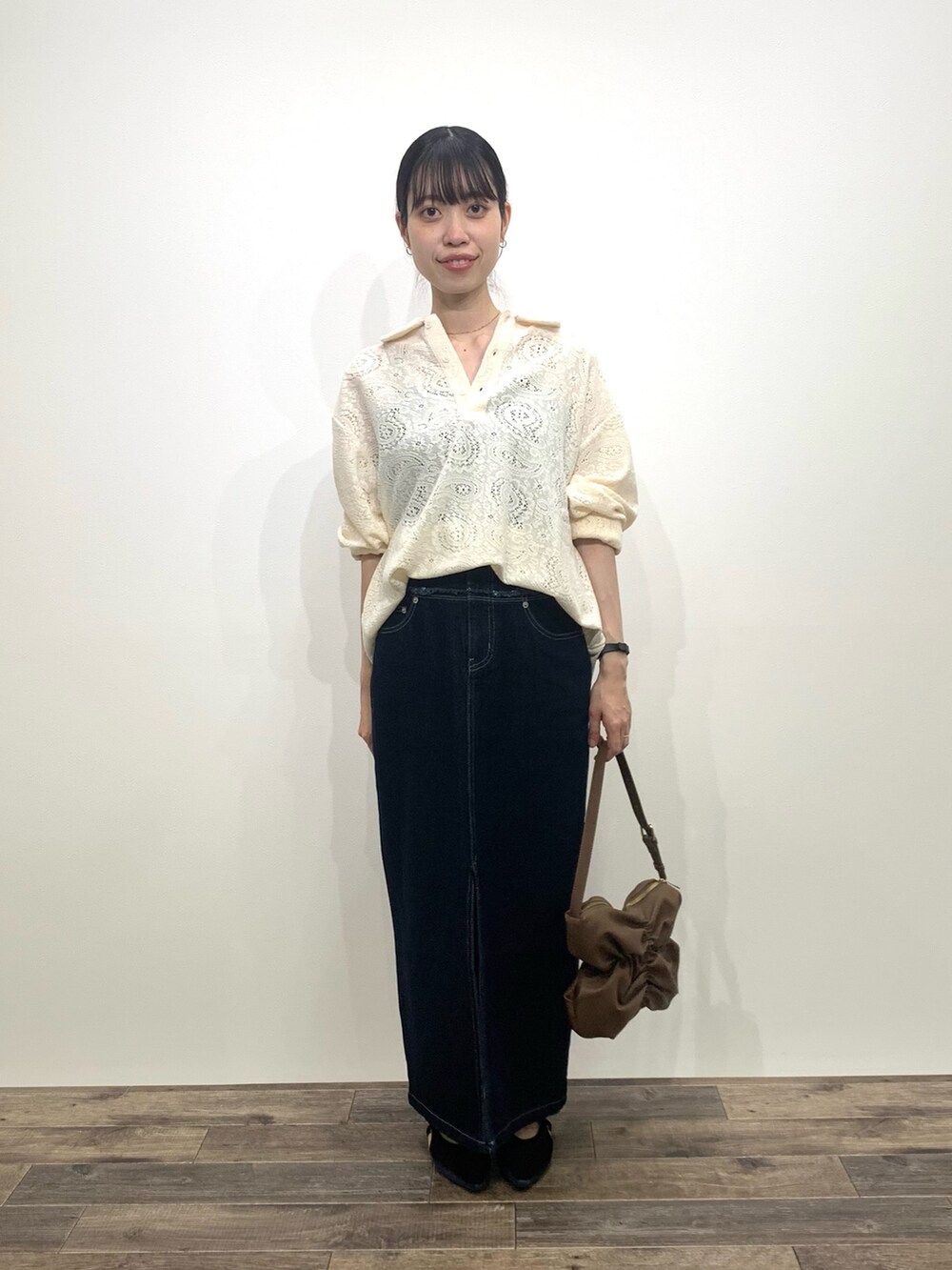「センスオブプレイス、SENSEOFPLACE、RODE SKO、ロデスコ、骨格ウェーブ、イエベ春、ポロシャツ、デニムスカート」|「SENSE OF PLACE by URBAN RESEARCHのシアーペイズリーポロシャツ(ポロシャツ、ホワイト系)」を使った、mikiさん(レディース・155cm)の秋コーディネートの2枚目の写真