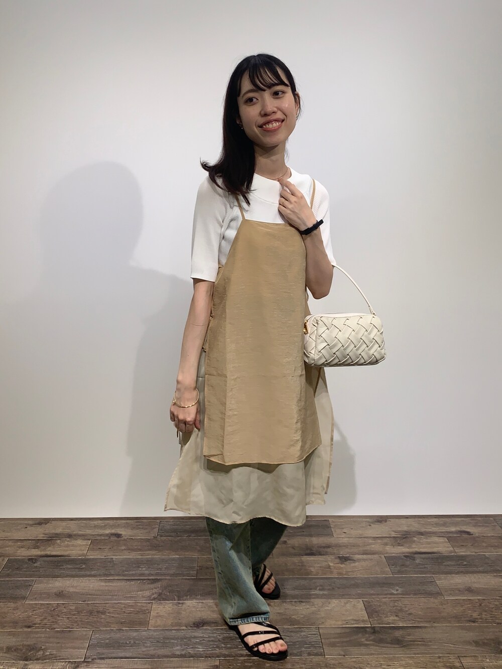 「センスオブプレイス、SENSEOFPLACE、ロデスコ、RODESKO、骨格ウェーブ、イエベ春、デニム、キャミワンピ」|「SENSE OF PLACE by URBAN RESEARCHのレイヤードシアーワンピース(ワンピース、ベージュ系)」を使った、mikiさん(レディース・155cm)の夏コーディネートの3枚目の写真