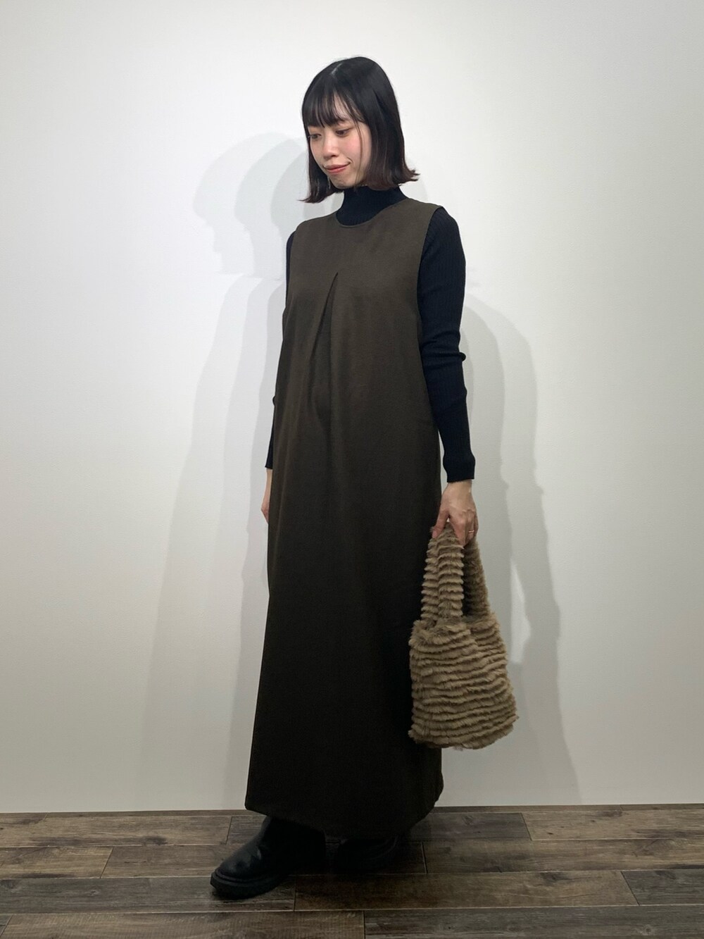 「センスオブプレイス、SENSEOFPLACE、ケービーエフ(KBF)、KBF、ロデスコ、RODE SKO、骨格ウェーブ、イエベ春、ジャンパースカート、ハイネック、ファーバッグ」｜「KBFのBACKクロスジャンパースカート（ワンピース、ブラウン系）」を使った、mikiさん（レディース・155cm）の秋コーディネートの4枚目の写真