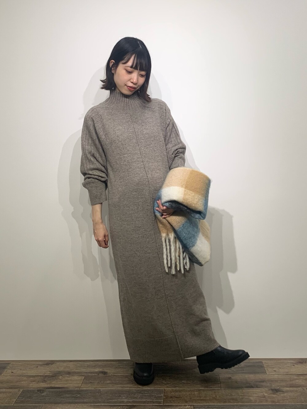 「センスオブプレイス、SENSEOFPLACE、スメリー、SMELLY、ニットワンピース、チェックマフラー、サイドゴアブーツ、骨格ウェーブ、イエベ春」|「SMELLYのボリュームチェックマフラー(マフラー、ブルー系)」を使った、mikiさん(レディース・155cm)の秋コーディネートの5枚目の写真