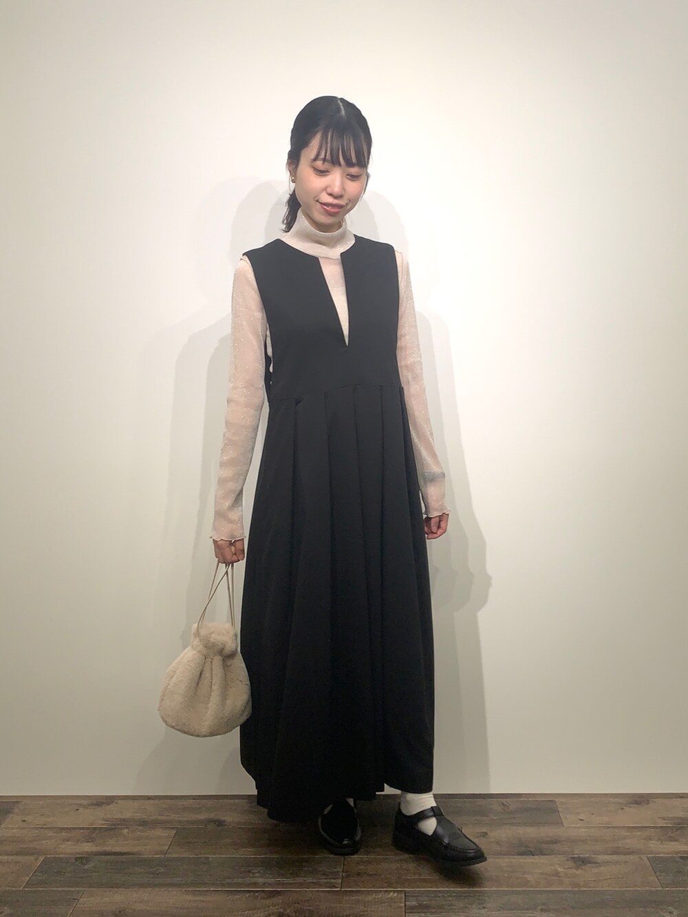 「センスオブプレイス、SENSEOFPLACE、ケービーエフ(KBF)、KBF、ロデスコ、RODE SKO、骨格ウェーブ、イエベ春、ロングコート、ジャンパースカート」｜「RODE SKOのウッドボールキンチャクファーバッグ（ショルダーバッグ、ホワイト系）」を使った、mikiさん（レディース・155cm）の秋コーディネートの6枚目の写真
