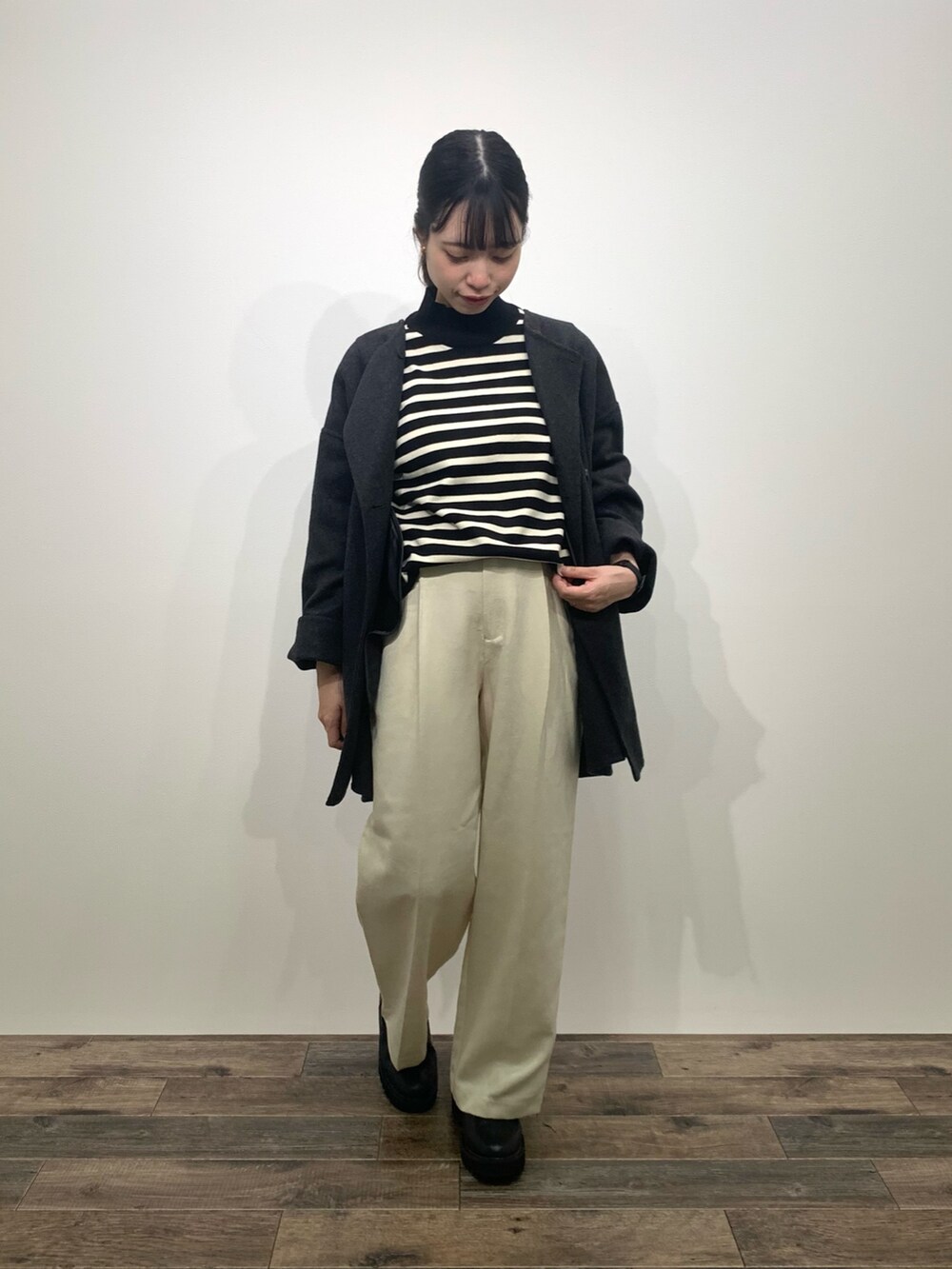 「センスオブプレイス、SENSEOFPLACE、骨格ウェーブ、イエベ春、ノーカラーコート、ボーダーニット、モノトーンコーデ」｜「SENSE OF PLACE by URBAN RESEARCHの『ユニセックス』『洗濯可』ストレッチモックネックニット（ニット/セーター、ブラック系）」を使った、mikiさん（レディース・155cm）の秋コーディネートの5枚目の写真