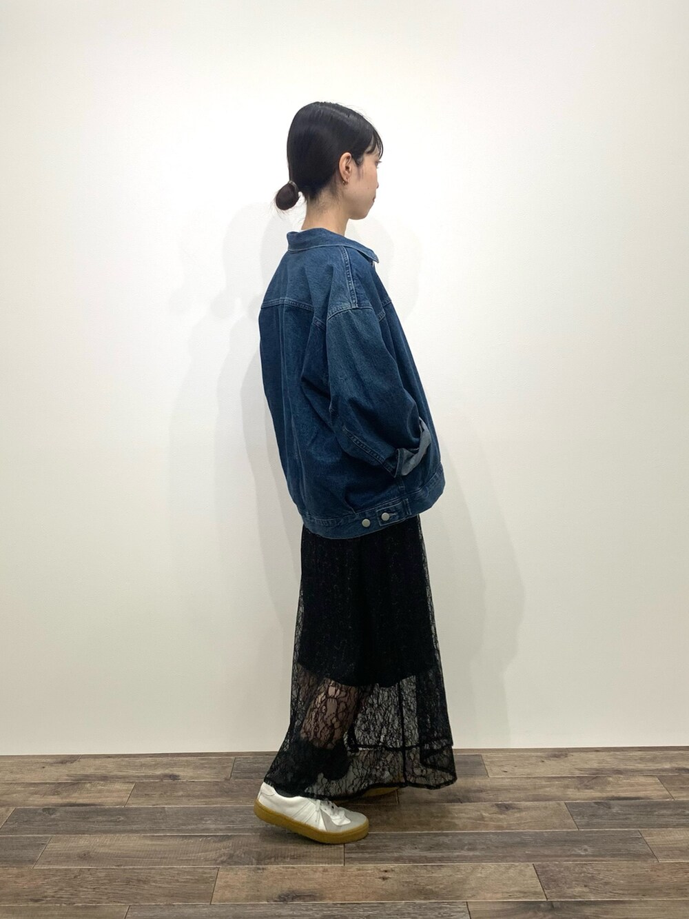 「センスオブプレイス、SENSEOFPLACE、ITEMS URBANRESEARCH、アイテムズアーバンリサーチ、デニムジャケット、レーススカート、ロゴT、骨格ウェーブ、イエベ春」|「SENSE OF PLACE by URBAN RESEARCHのヴィンテージライクデニムジャケット(デニムジャケット、ブルー系)」を使った、mikiさん(レディース・155cm)の秋コーディネートの5枚目の写真
