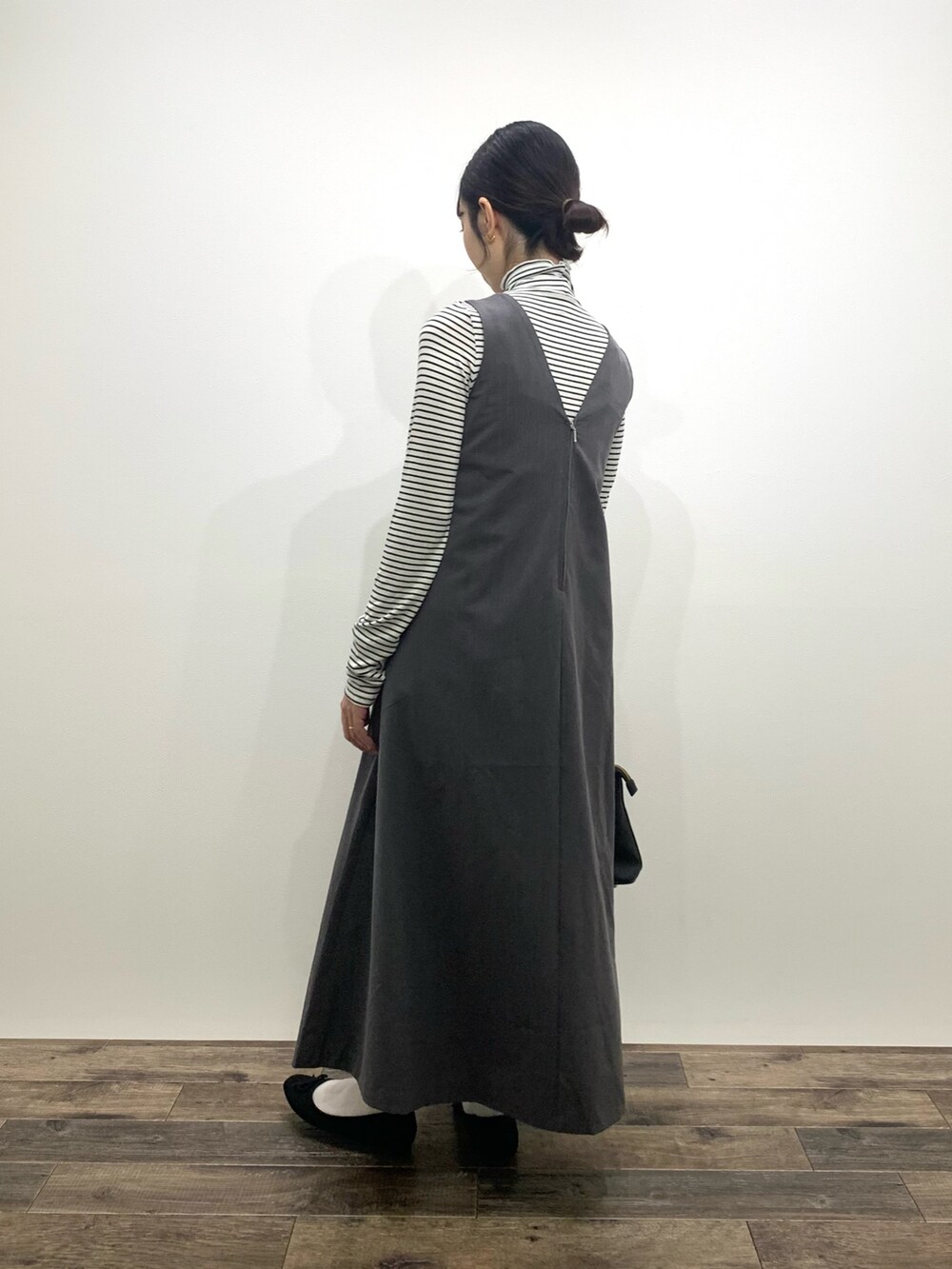 「センスオブプレイス、SENSEOFPLACE、ロデスコ、RODE SKO、骨格ウェーブ、イエベ春、ジャンパースカート」|「SENSE OF PLACE by URBAN RESEARCHの2WAYジャンパースカート(ワンピース、グレー系)」を使った、mikiさん(レディース・155cm)の秋コーディネートの5枚目の写真