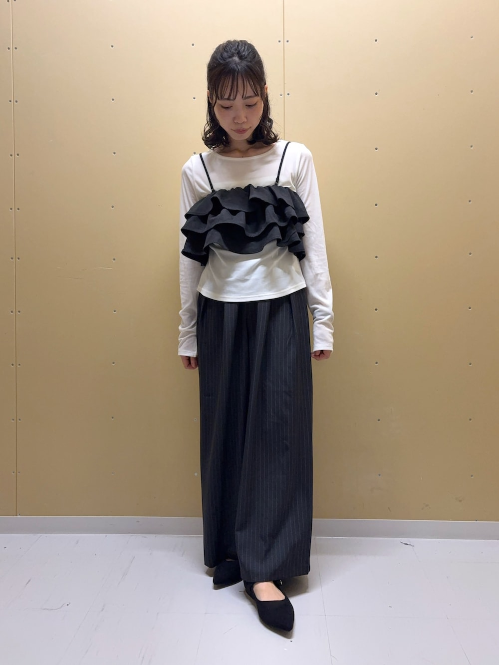 グレー系のその他パンツ、ブラック系のキャミソール、ホワイト系のTシャツ/カットソーを着用したレディースの秋コーディネートの3枚目の写真