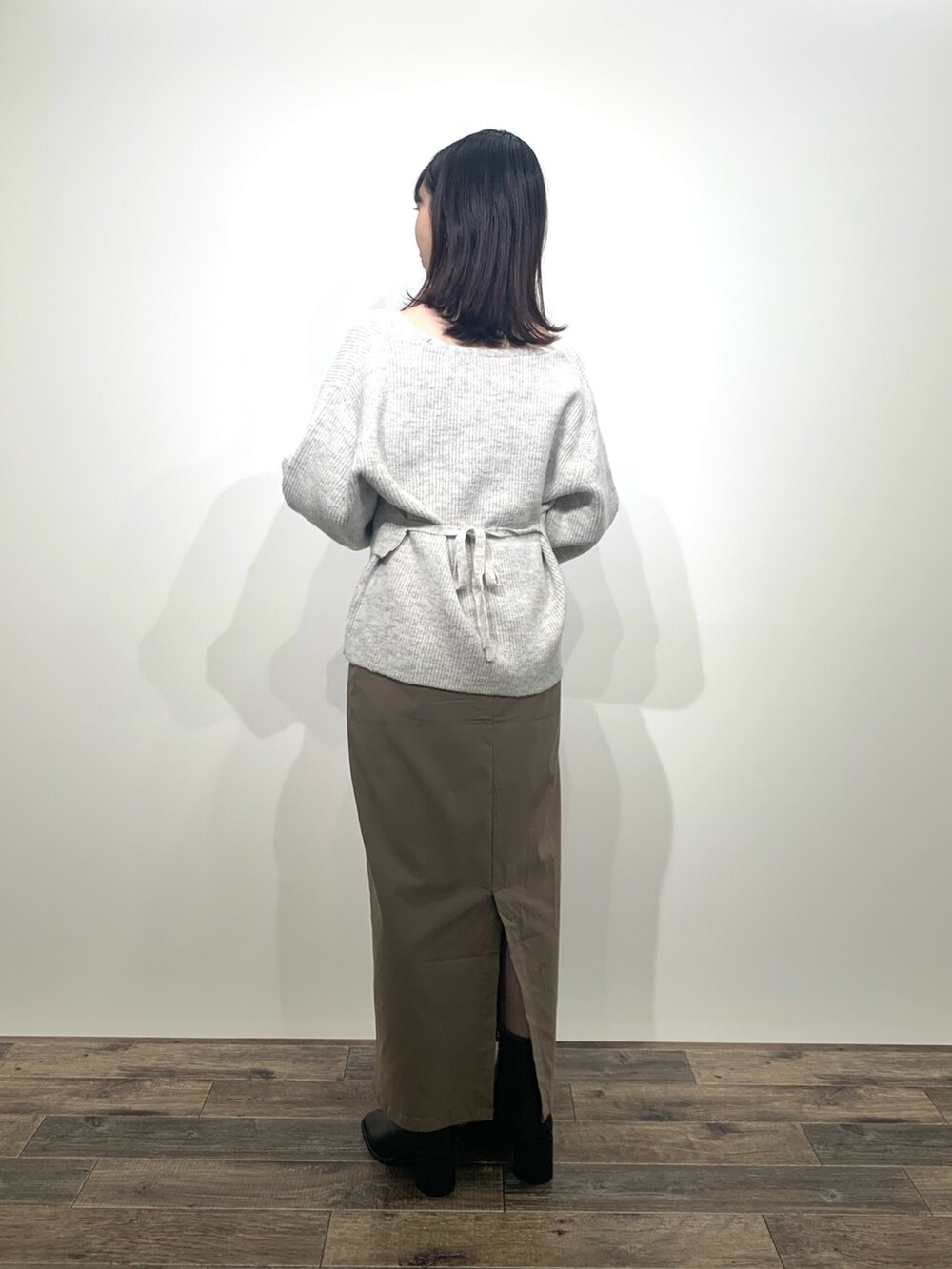 「センスオブプレイス、SENSEOFPLACE、骨格ウェーブ、イエベ春、Vネックニット、ホルターネック、タイトスカート」|「SENSE OF PLACE by URBAN RESEARCHのホルターネックアンサンブルセーター(ニット/セーター、グレー系)」を使った、mikiさん(レディース・155cm)の秋コーディネートの5枚目の写真