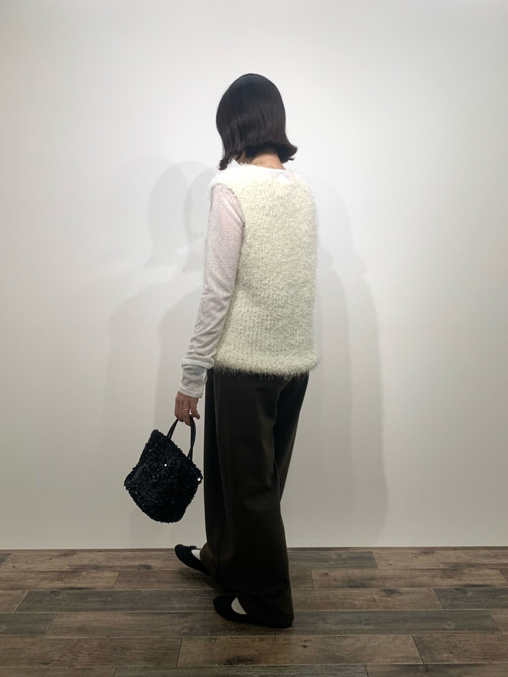 「センスオブプレイス、SENSEOFPLACE、ロデスコ、RODE SKO、ベスト、バレルパンツ、スパンコール、骨格ウェーブ、イエベ春」｜「SENSE OF PLACE by URBAN RESEARCHの『柴田ひかりさん着用』モールフェザーニットベスト（ベスト、ホワイト系）」を使った、mikiさん（レディース・155cm）の秋コーディネートの5枚目の写真