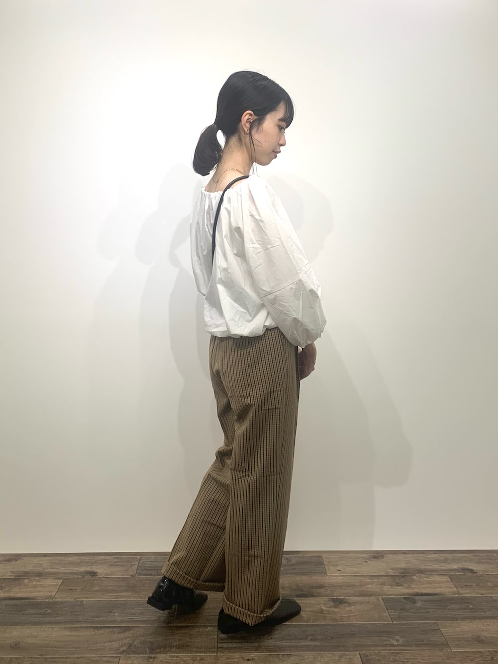 「SENSEOFPLACE、センスオブプレイス、骨格ウェーブ、イエベ春、秋コーデ、チェックパンツ」|「SENSE OF PLACE by URBAN RESEARCHの『TALLサイズ/WEB限定』センタープレスストレートパンツ(スラックス、ブラウン系)」を使った、mikiさん(レディース・155cm)の夏コーディネートの5枚目の写真