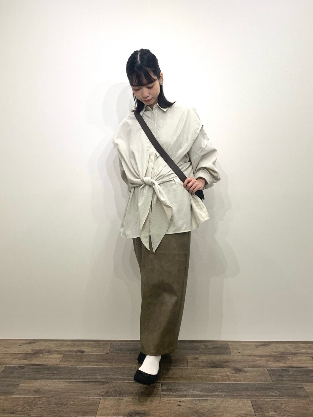 「センスオブプレイス、SENSEOFPLACE、ケービーエフ(KBF)、KBF、レイヤードシャツ、レザースカート、骨格ウェーブ、イエベ春、ロデスコ、RODE SKO」｜「KBFのレイヤードBIGシャツ（シャツ/ブラウス、ホワイト系）」を使った、mikiさん（レディース・155cm）の秋コーディネートの2枚目の写真