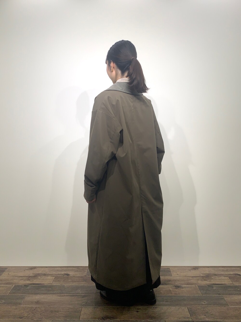 「センスオブプレイス、SENSEOFPLACE、ケービーエフ(KBF)、KBF、ロデスコ、RODE SKO、骨格ウェーブ、イエベ春、ロングコート、ジャンパースカート」｜「RODE SKOのウッドボールキンチャクファーバッグ（ショルダーバッグ、ホワイト系）」を使った、mikiさん（レディース・155cm）の秋コーディネートの4枚目の写真