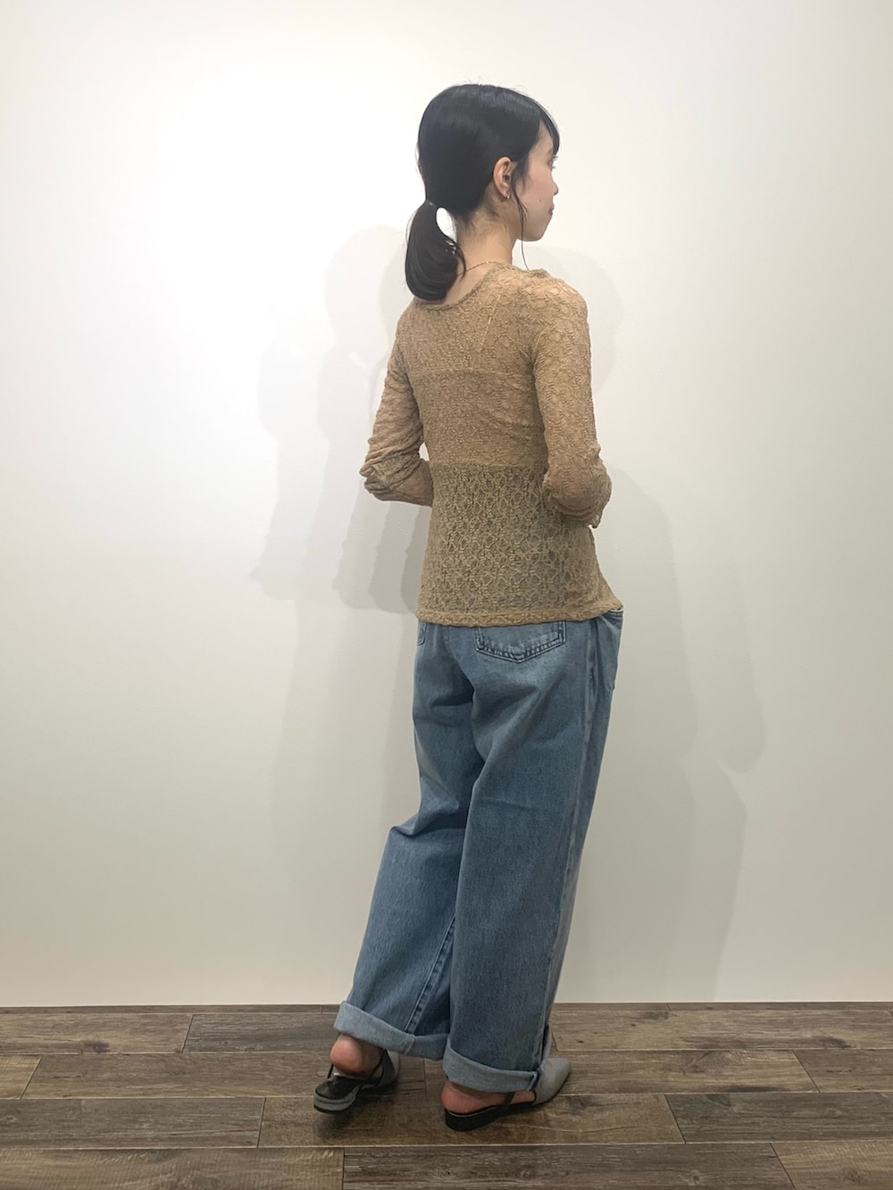 「SENSEOFPLACE、センスオブプレイス、KBF、ケービーエフ(KBF)、骨格ウェーブ、イエベ春、レース、デニム」|「KBFの『3サイズ展開』BIGポケットデザインデニム(デニムパンツ、ブルー系)」を使った、mikiさん(レディース・155cm)の夏コーディネートの4枚目の写真