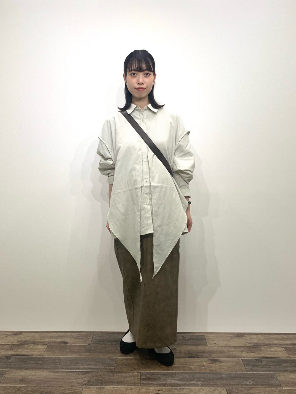 「センスオブプレイス、SENSEOFPLACE、ケービーエフ(KBF)、KBF、レイヤードシャツ、レザースカート、骨格ウェーブ、イエベ春、ロデスコ、RODE SKO」｜「KBFのレイヤードBIGシャツ（シャツ/ブラウス、ホワイト系）」を使った、mikiさん（レディース・155cm）の秋コーディネートの5枚目の写真