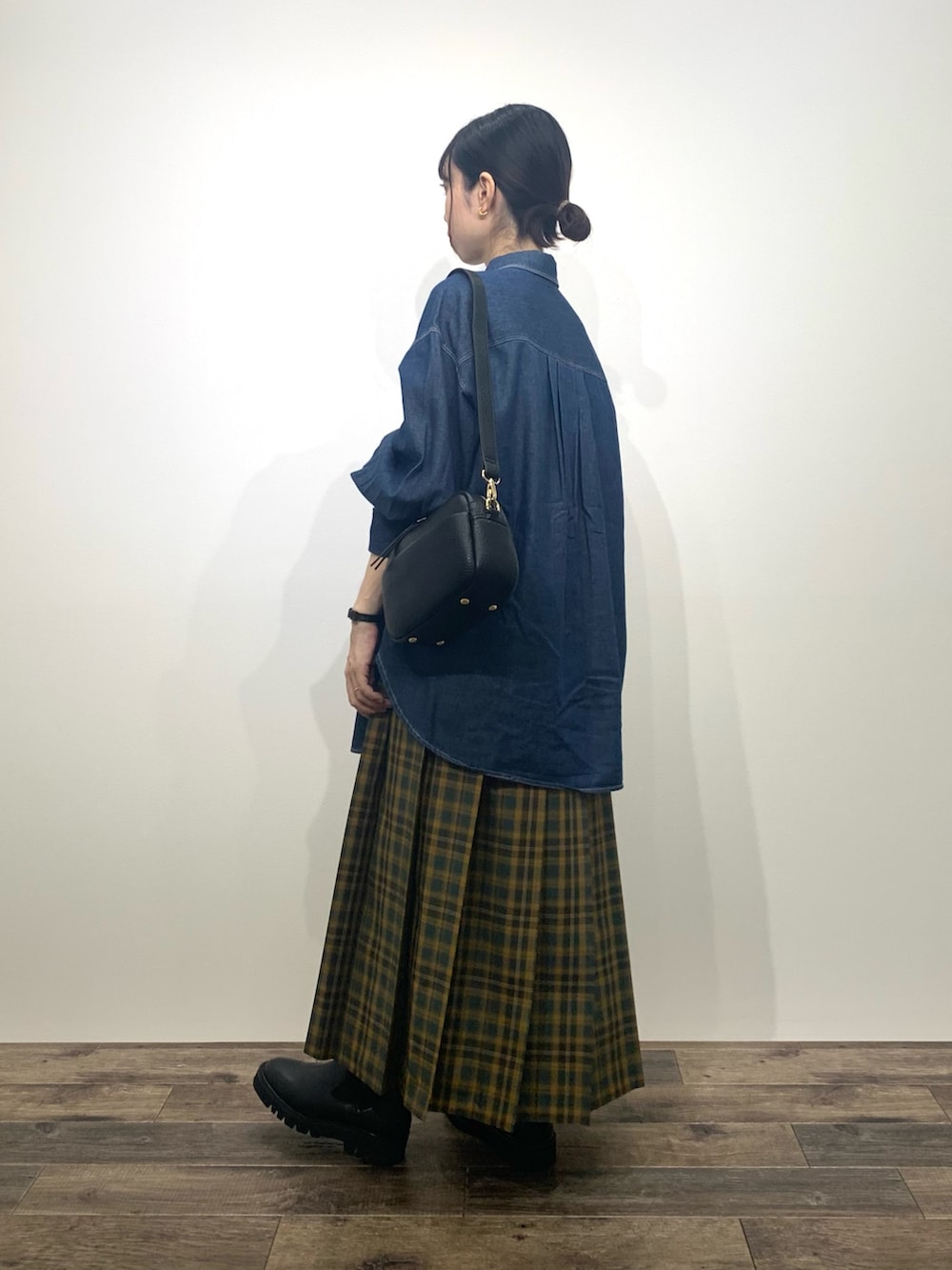 「センスオブプレイス、SENSEOFPLACE、ロデスコ、RODE SKO、骨格ウェーブ、イエベ春、デニムシャツ、チェックスカート、サイドゴアブーツ」｜「SENSE OF PLACE by URBAN RESEARCHのデニムルーズシャツ（シャツ/ブラウス、ブルー系）」を使った、mikiさん（レディース・155cm）の秋コーディネートの5枚目の写真