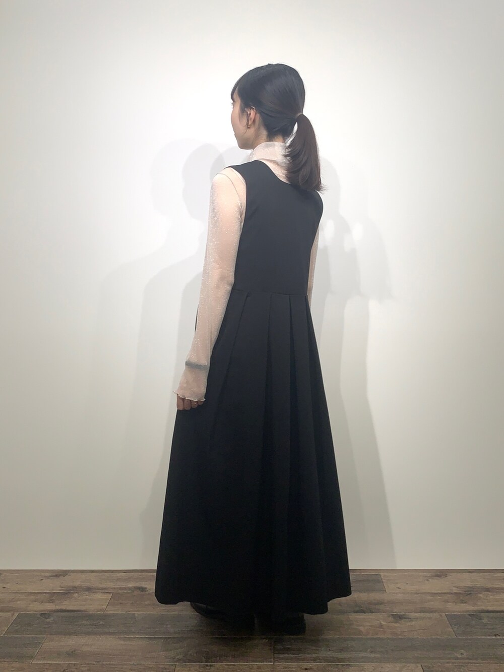 「センスオブプレイス、SENSEOFPLACE、ケービーエフ(KBF)、KBF、ロデスコ、RODE SKO、骨格ウェーブ、イエベ春、ロングコート、ジャンパースカート」｜「RODE SKOのウッドボールキンチャクファーバッグ（ショルダーバッグ、ホワイト系）」を使った、mikiさん（レディース・155cm）の秋コーディネートの8枚目の写真