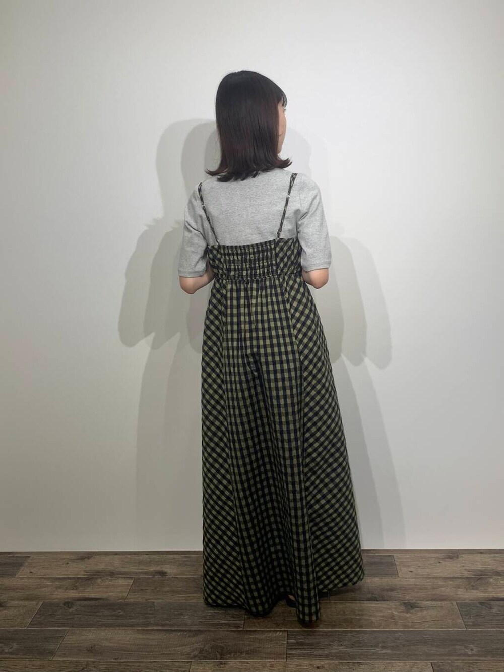 ブラック系のサンダル、グリーン系のワンピース、グレー系のTシャツ/カットソーを着用したレディースの夏コーディネートの5枚目の写真