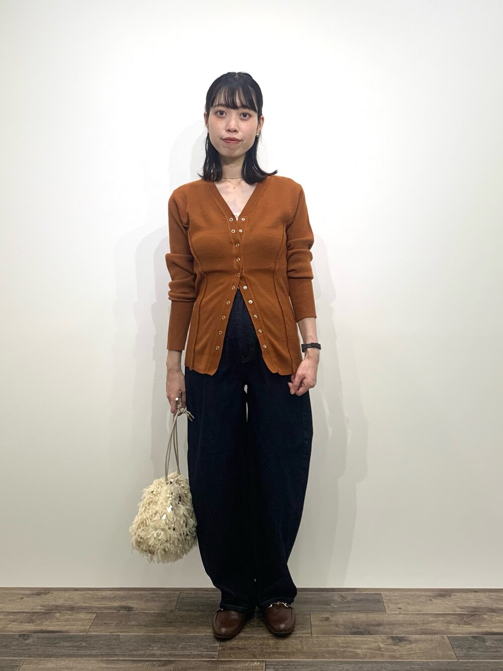 「センスオブプレイス、SENSEOFPLACE、ロデスコ、RODE SKO、カーブパンツ、デニムパンツ、カーディガン、骨格ウェーブ、イエベ春、秋カラー、スパンコールバッグ」|「SENSE OF PLACE by URBAN RESEARCHのカーブデニム(デニムパンツ、ブルー系)」を使った、mikiさん(レディース・155cm)の秋コーディネートの2枚目の写真