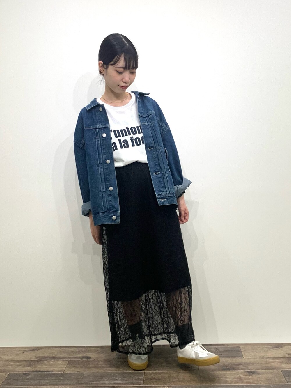 「センスオブプレイス、SENSEOFPLACE、ITEMS URBANRESEARCH、アイテムズアーバンリサーチ、デニムジャケット、レーススカート、ロゴT、骨格ウェーブ、イエベ春」|「SENSE OF PLACE by URBAN RESEARCHのヴィンテージライクデニムジャケット(デニムジャケット、ブルー系)」を使った、mikiさん(レディース・155cm)の秋コーディネートの2枚目の写真