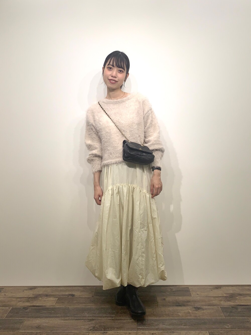 「センスオブプレイス、SENSEOFPLACE、ロデスコ、RODE SKO、骨格ウェーブ、イエベ春、シャギーニット、ティアードスカート、バルーンスカート」|「SENSE OF PLACE by URBAN RESEARCHのクロップドシャギーセーター(ニット/セーター、ベージュ系)」を使った、mikiさん(レディース・155cm)の秋コーディネートの2枚目の写真