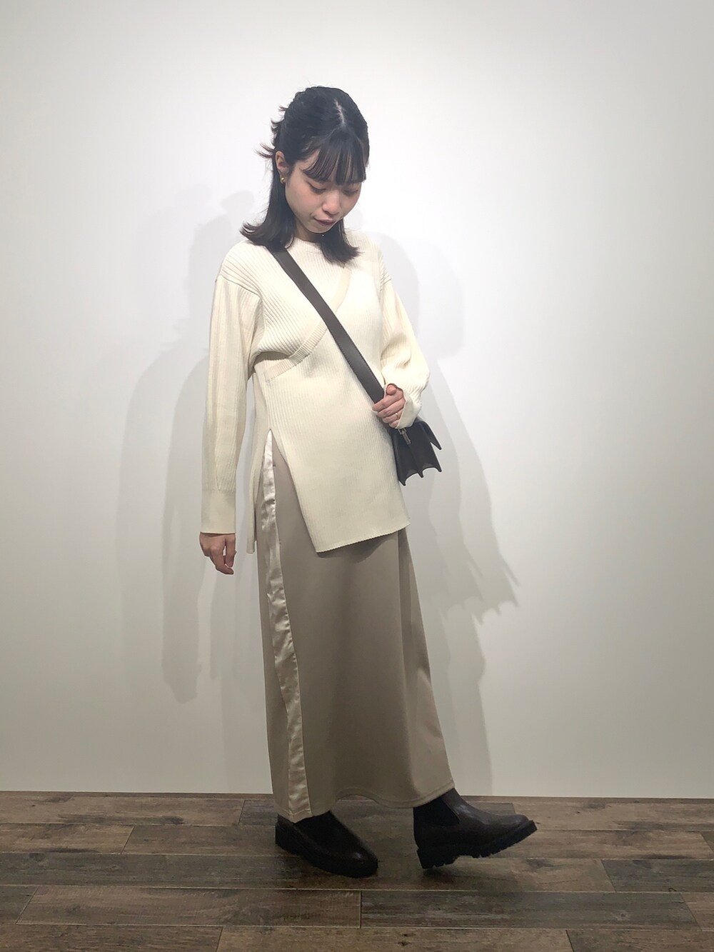 「センスオブプレイス、SENSEOFPLACE、ロデスコ、RODE SKO、骨格ウェーブ、イエベ春、ジャージスカート」|「SENSE OF PLACE by URBAN RESEARCHのレイヤードミドルセーター(ニット/セーター、ホワイト系)」を使った、mikiさん(レディース・155cm)の秋コーディネートの3枚目の写真