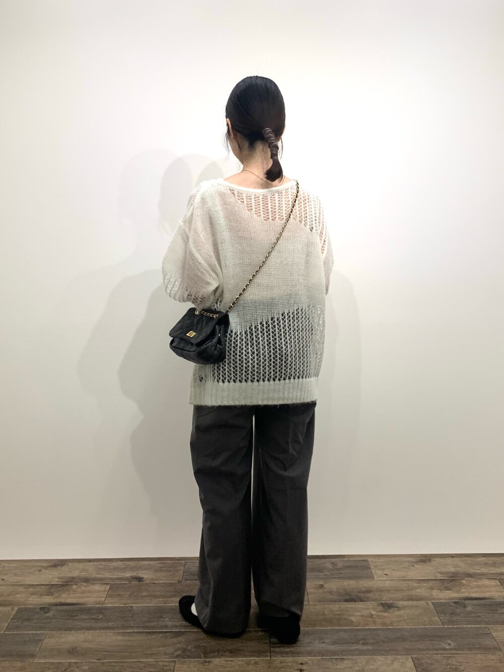 「センスオブプレイス、SENSEOFPLACE、ロデスコ、RODE SKO、イエベ春、骨格ウェーブ、ワイドパンツ、モヘアニット」|「SENSE OF PLACE by URBAN RESEARCHのモヘアタッチパッチワークセーター(ニット/セーター、ホワイト系)」を使った、mikiさん(レディース・155cm)の秋コーディネートの4枚目の写真