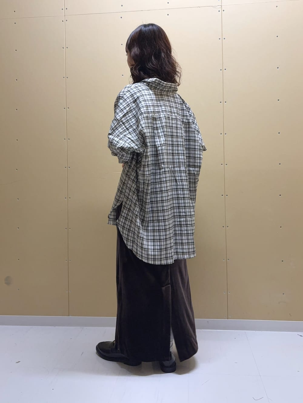 ブラウン系のワンピース、ホワイト系のシャツ/ブラウス、ブラック系のローファーを着用したレディースの秋コーディネートの3枚目の写真