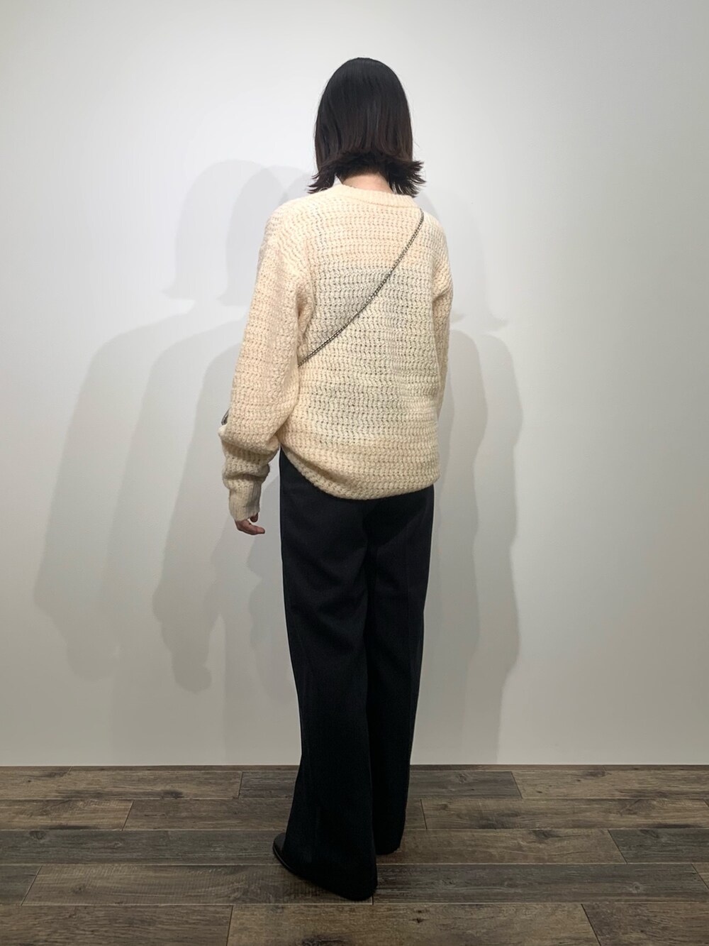 「センスオブプレイス、SENSEOFPLACE、骨格ウェーブ、イエベ春、ゆるニット、スラックス、ユニセックス」|「SENSE OF PLACE by URBAN RESEARCHの『ユニセックス』ローゲージカラーニット(ニット/セーター、ホワイト系)」を使った、mikiさん(レディース・155cm)の秋コーディネートの4枚目の写真