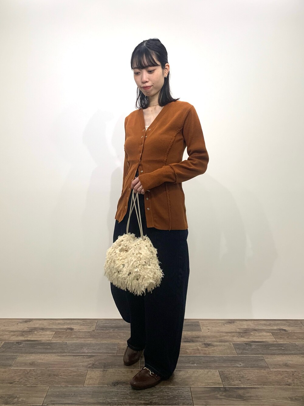 「センスオブプレイス、SENSEOFPLACE、ロデスコ、RODE SKO、カーブパンツ、デニムパンツ、カーディガン、骨格ウェーブ、イエベ春、秋カラー、スパンコールバッグ」|「SENSE OF PLACE by URBAN RESEARCHのカーブデニム(デニムパンツ、ブルー系)」を使った、mikiさん(レディース・155cm)の秋コーディネートの4枚目の写真