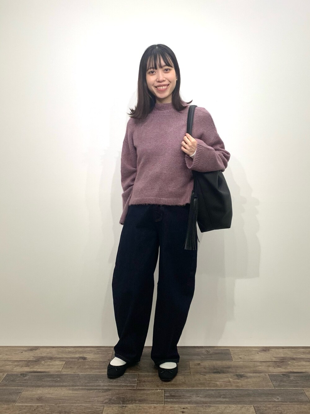 「センスオブプレイス、SENSEOFPLACE、ロデスコ、RODE SKO、骨格ウェーブ、イエベ春、チョーカートップス、カーブデニム、サイドゴアブーツ」|「SENSE OF PLACE by URBAN RESEARCHのカーブデニム(デニムパンツ、ブルー系)」を使った、mikiさん(レディース・155cm)の秋コーディネートの3枚目の写真