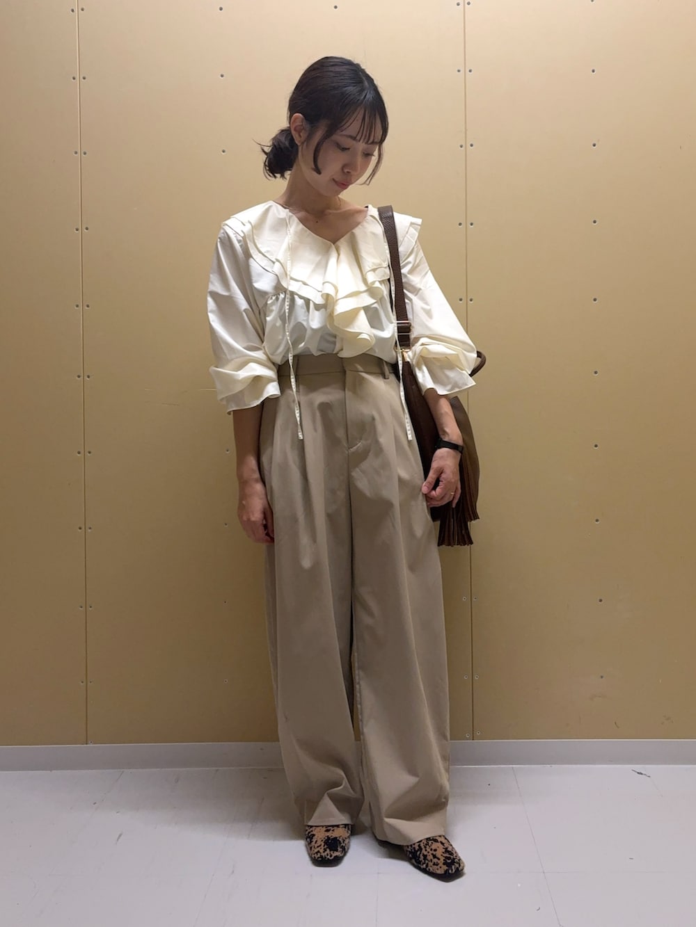 ベージュ系のその他パンツ、その他のその他シューズ、ホワイト系のワンピースを着用したレディースの秋コーディネートの2枚目の写真