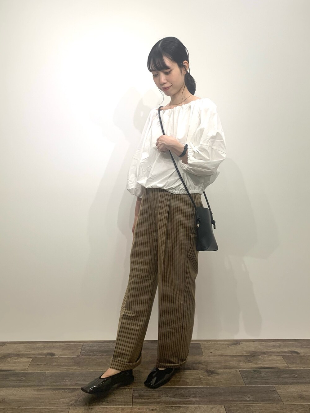 「SENSEOFPLACE、センスオブプレイス、骨格ウェーブ、イエベ春、秋コーデ、チェックパンツ」|「SENSE OF PLACE by URBAN RESEARCHの『TALLサイズ/WEB限定』センタープレスストレートパンツ(スラックス、ブラウン系)」を使った、mikiさん(レディース・155cm)の夏コーディネートの4枚目の写真