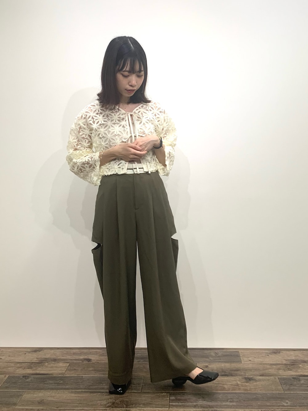「センスオブプレイス、SENSEOFPLACE、骨格ウェーブ、イエベ春、レースブラウス、スリットパンツ」|「SENSE OF PLACE by URBAN RESEARCHのマーベルトスリットパンツ(その他パンツ、グリーン系)」を使った、mikiさん(レディース・155cm)の夏コーディネートの3枚目の写真