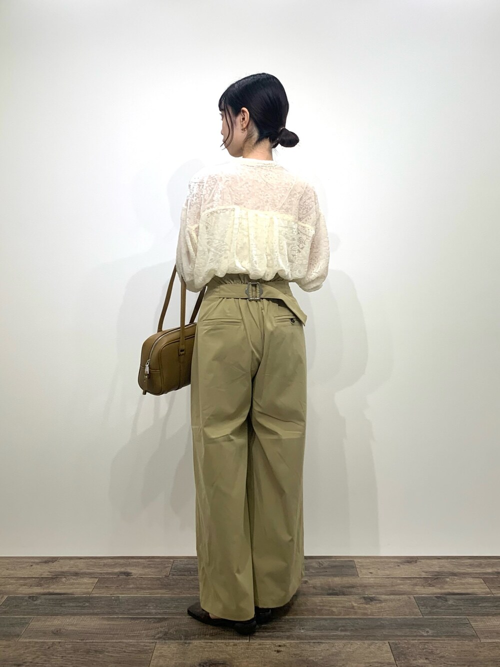 「センスオブプレイス、SENSEOFPLACE、ロデスコ、RODESKO、骨格ウェーブ、イエベ春、秋カラー、ベージュコーデ」|「SENSE OF PLACE by URBAN RESEARCHのバックベルトバギーパンツ(その他パンツ、ベージュ系)」を使った、mikiさん(レディース・155cm)の秋コーディネートの5枚目の写真