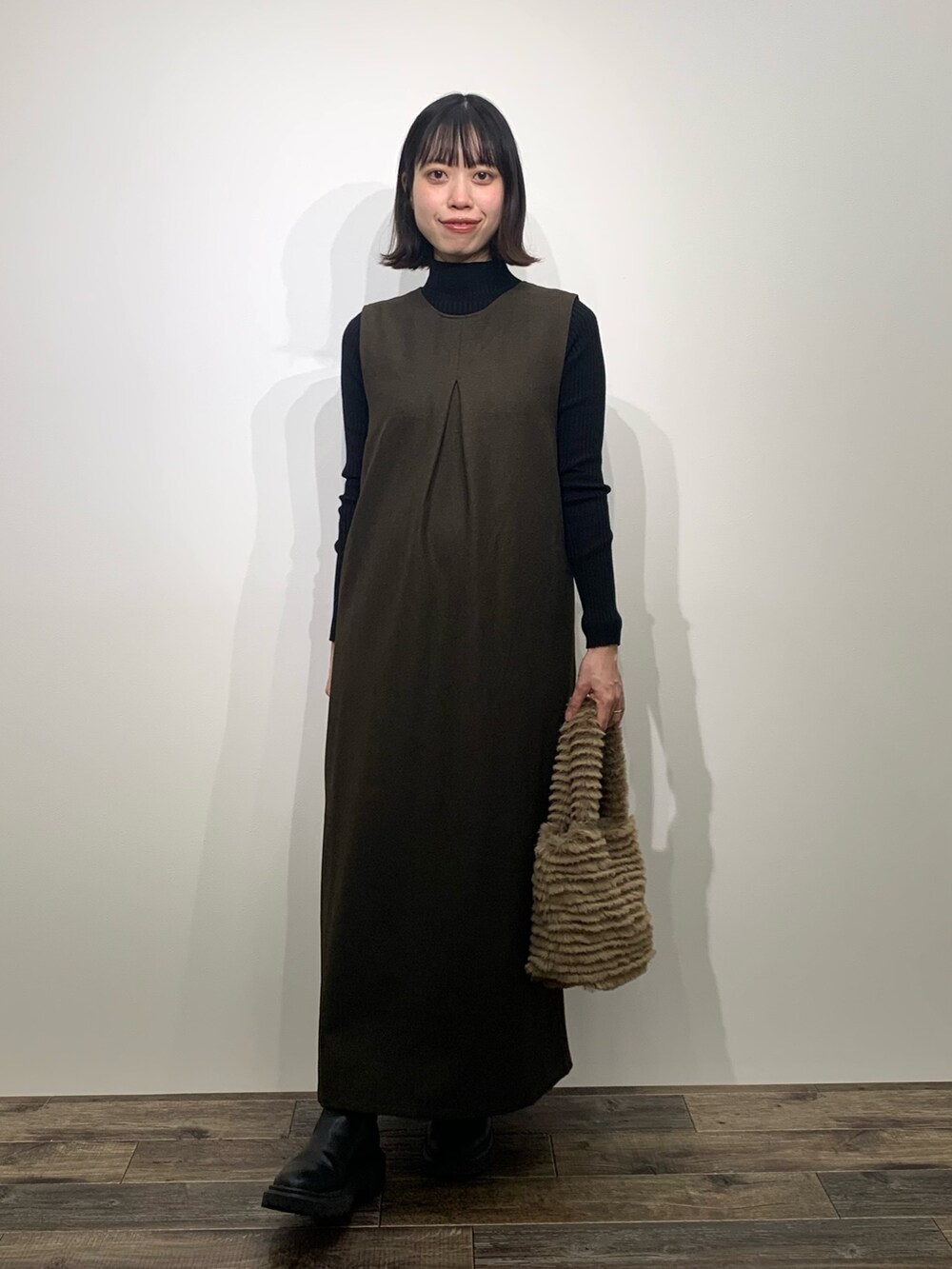「センスオブプレイス、SENSEOFPLACE、ケービーエフ(KBF)、KBF、ロデスコ、RODE SKO、骨格ウェーブ、イエベ春、ジャンパースカート、ハイネック、ファーバッグ」｜「KBFのBACKクロスジャンパースカート（ワンピース、ブラウン系）」を使った、mikiさん（レディース・155cm）の秋コーディネートの3枚目の写真